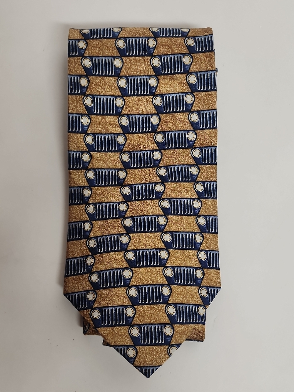 Jeep There's Only One Classic Geometric Pattern MenS Tie in Navy& Gold 100% SILK - Picture 7 of 7
